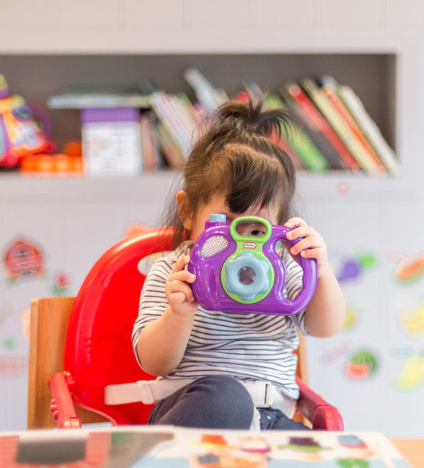 Enfant concentré sur un atelier sensoriel