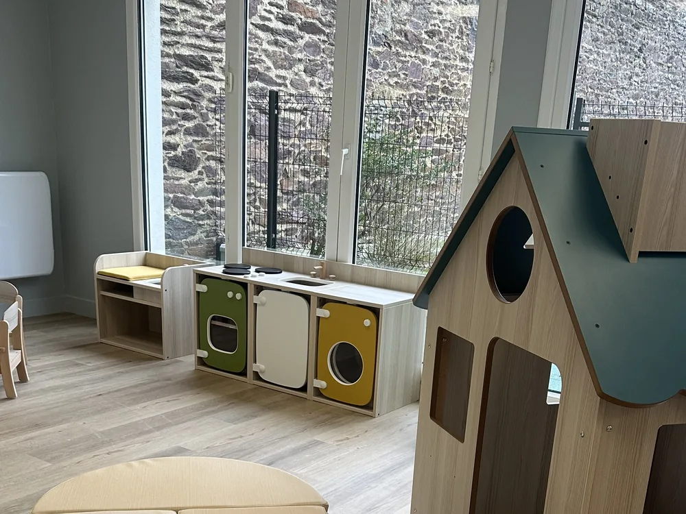 Coin jeux de la crèche Rennes Colombier : maisonnette en bois et cuisine pour enfants