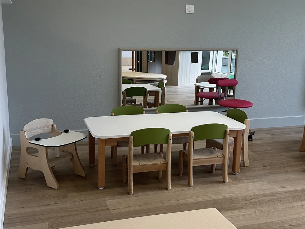 Coin repas de la crèche Rennes Colombier, tables et chaises à hauteur d'enfant