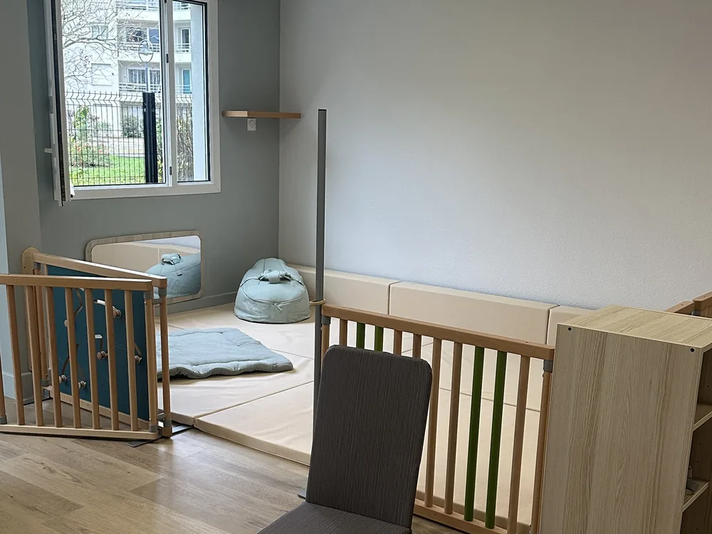 Espace des bébés de la crèche Rennes Colombier, aménagé avec tapis et barrières