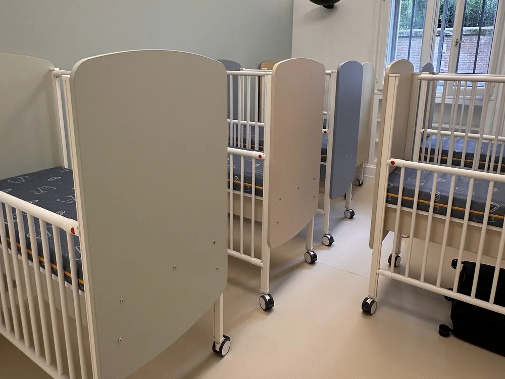 Dortoir de la crèche Rennes Thabor et ses lits à barreaux