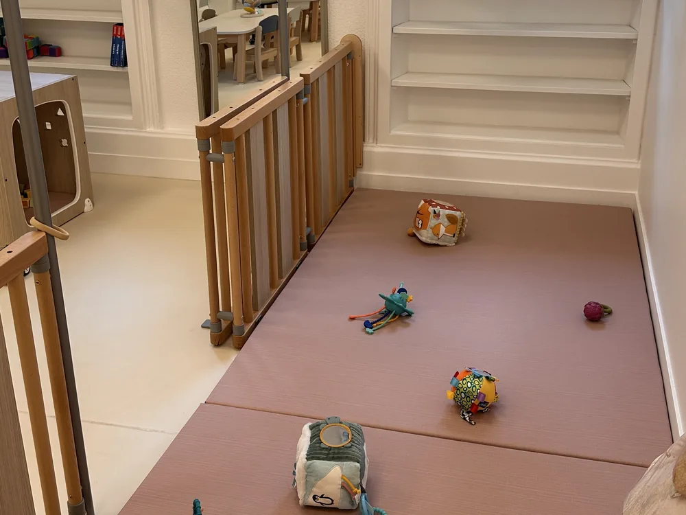 Espace des bébés de la crèche Rennes Thabor : tapis de sol et jouets d'éveil