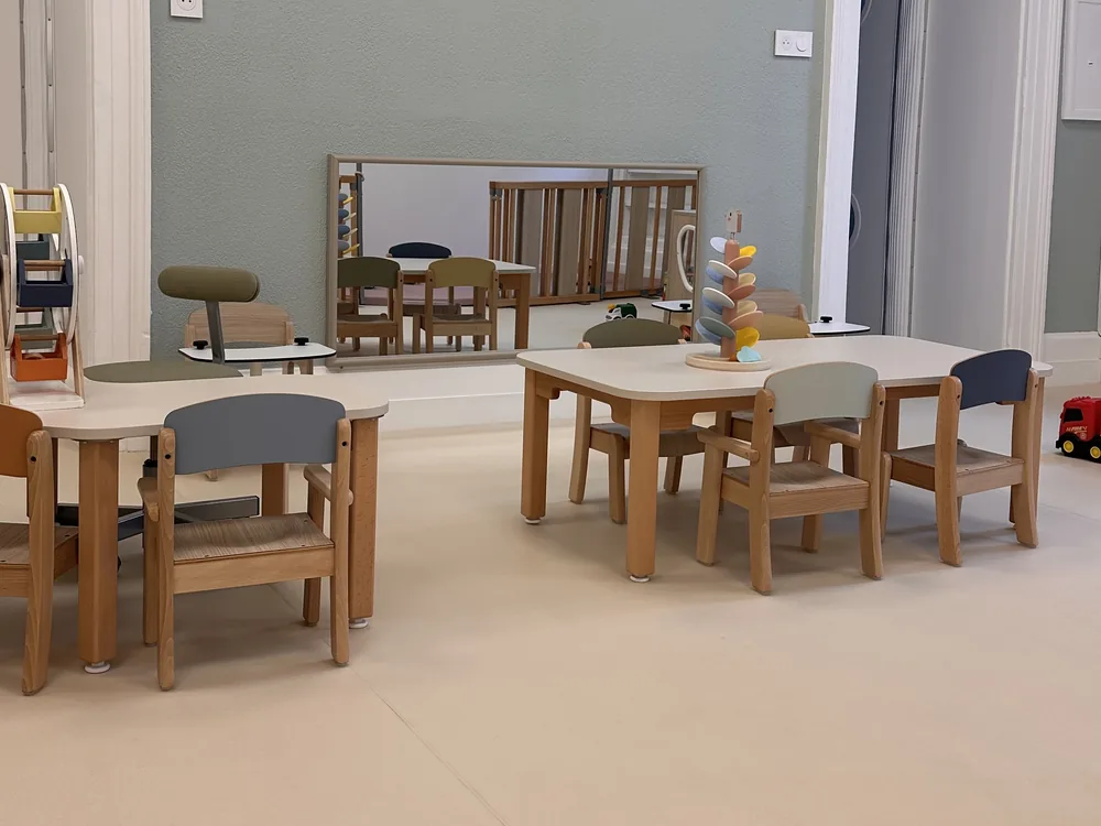 Salle d'activités et de repas de la crèche Rennes Thabor, tables et chaises à hauteur d'enfant